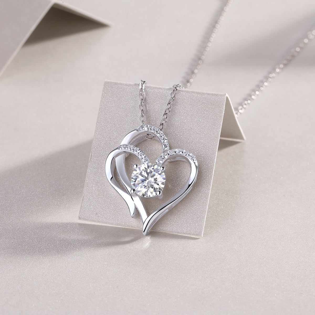 1Heart To Heart - A Fashionable And Luxurious Diamond Jewelry Pendant Set With 1-carat Moissan Diamond S925 Sterling Silver And Platinum
